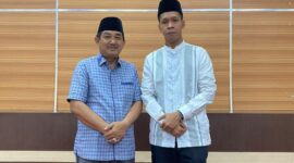 Bupati Tanjung Jabung Barat Drs. H. Anwar Sadat M, Ag dan Ketua KNPI Tanjab Barat Peni Septian. FOTO : Ist