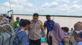 Wakapolres Tanjab Barat Kompol Alhajat, SIK Saat Meninjau Arus Balik Lebaran di Pelabuhan LASDP dan Jembatan WFC, Kamis (5/5/22). FOTO : HMS RES TJB.