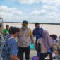 Wakapolres Tanjab Barat Kompol Alhajat, SIK Saat Meninjau Arus Balik Lebaran di Pelabuhan LASDP dan Jembatan WFC, Kamis (5/5/22). FOTO : HMS RES TJB.