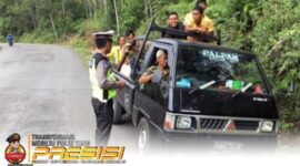 Anggota Satlantas Polres Muaro Jambi Memberikan Himbauan kepada Salah Satu Pengemudi Pick Up. FOTO : Mumas PMJ