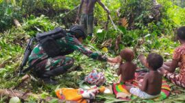 Kedekatan Prajurit Satgas Yonif R 142 Melalui Komsos dan Bantu Warga Berkebun