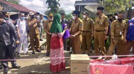 Bupati Tanjung Jabung Barat H. Anwar Sadat Saat Memyerahkan Bantuan. FOTO : IST.