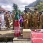 Bupati Tanjung Jabung Barat H. Anwar Sadat Saat Memyerahkan Bantuan. FOTO : IST.