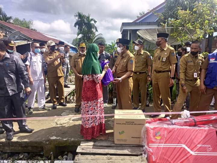 Bupati Tanjung Jabung Barat H. Anwar Sadat Saat Memyerahkan Bantuan. FOTO : IST.