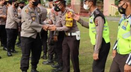 Kapolres Muaro Jambi AKBP Yuyan Priatmaja, SIK, MH Menyalami Pereosel usai apel rutin di lapangan hijau Mapolres Muaro Jambi, Senin (09/5/22). FOTO : Humas PMJ