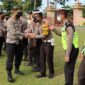 Kapolres Muaro Jambi AKBP Yuyan Priatmaja, SIK, MH Menyalami Pereosel usai apel rutin di lapangan hijau Mapolres Muaro Jambi, Senin (09/5/22). FOTO : Humas PMJ