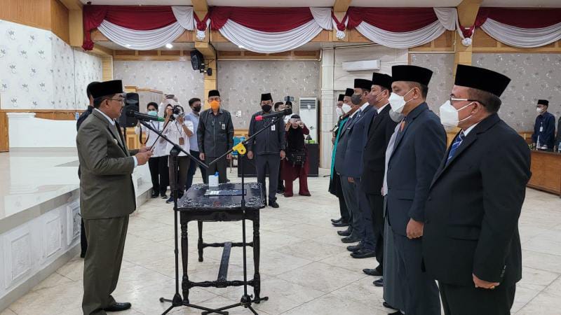 Dok. Bupati H. Anwar Sadat Saat Melakukan Prosesi Melantik dan Mengambil Sumpah Pejabat Eselon II di Balai Pertemuan, Rabu (11/5/22).