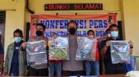 Kapolres Bungo, Jambi AKBP Guntur Saputro, S. IK, MH melaksanakan konferensi pers gelar Pelaku dan Barang Bukti Penyekapan di Mapolres Bungo. FOTO : HMSRES Bungo