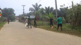 Satgas TMMD ke-113 Tahun 2022 Kodim 0419/Tanjab gotong royong bersama Warga Masyarakat di Desa Intan Jaya, Kecamatan Muara Papalik, Tanjung Jabung Barat, Jum'at (13/5/2022). FOTO : PENDIM Tjb