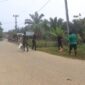 Satgas TMMD ke-113 Tahun 2022 Kodim 0419/Tanjab gotong royong bersama Warga Masyarakat di Desa Intan Jaya, Kecamatan Muara Papalik, Tanjung Jabung Barat, Jum'at (13/5/2022). FOTO : PENDIM Tjb