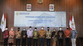 Kepala Perwakilan BPK Perwakilan Provinsi Jambi, Rio Tirta, SE, M.Acc, CSFA serahkan LHP kepada Ketua DPRD Kabupaten Sarolangun, Tontawi Jauhari, SE. dan Bupati Sarolangun, Drs. H. Cek Endra di Kantor BPKP Provinsi Jambi, Jumat (14/5/22). FOTO : BPKP Jambi