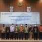 Kepala Perwakilan BPK Perwakilan Provinsi Jambi, Rio Tirta, SE, M.Acc, CSFA serahkan LHP kepada Ketua DPRD Kabupaten Sarolangun, Tontawi Jauhari, SE. dan Bupati Sarolangun, Drs. H. Cek Endra di Kantor BPKP Provinsi Jambi, Jumat (14/5/22). FOTO : BPKP Jambi