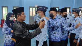 Kalapas Kelas IIB Kuala Tungkal Sugiharto memasang tanda pangkat PNS yang memperoleh kenaikan pangkat reguler, Jum'at (13/5/22). FOTO : Humas