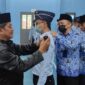 Kalapas Kelas IIB Kuala Tungkal Sugiharto memasang tanda pangkat PNS yang memperoleh kenaikan pangkat reguler, Jum'at (13/5/22). FOTO : Humas