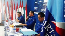 Ketua DPD Partai Demokrat Provinsi Jambi, H. Mashuri (Hamas) saat memberikan pengarahan didampingi Sekretaris Syamsu Rizal, Bendahara John Harles. FOTO : Ist