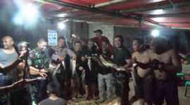 Saat Danrem 042 Gapu Brigjen TNI Supriono, S.IP., MM Panen Ikan di Lubuk Larangan Bersama Masyarakat Batu Empang, Sabtu (15/5/22). FOTO : PENREM.