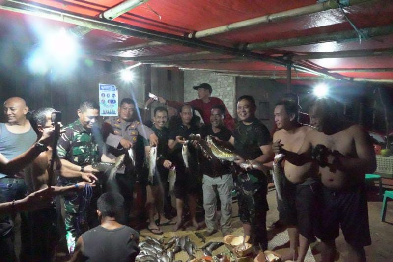 Saat Danrem 042 Gapu Brigjen TNI Supriono, S.IP., MM Panen Ikan di Lubuk Larangan Bersama Masyarakat Batu Empang, Sabtu (15/5/22). FOTO : PENREM.