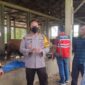 Kapolres Bungo AKBP Guntur Saputro bersama pihak Dinas Peternakan melakukan pengecekan peternakan antisipasi penyebaran PMK, Senin (16/5/22). FOTO : HMSRES Bungo