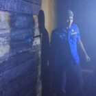 Petugas Damkar Saat Berada di Bagian Dinding Rumah Kirban yang Terbakar. FOTO : Disdam. 