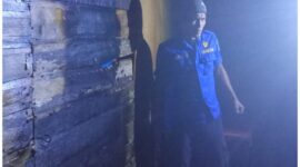 Petugas Damkar Saat Berada di Bagian Dinding Rumah Kirban yang Terbakar. FOTO : Disdam. 