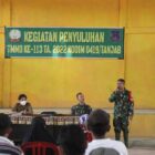 Satgas TMMD ke-113 Tahun 2022 Kodim 0419/Tanjab memberikan penyuluhan rangkaian giat Non Fisik di GOR Desa Sungai Muluk, Kecamatan Muara Papalik, Selasa (17/5/22). FOTO : PENDIM Tjb