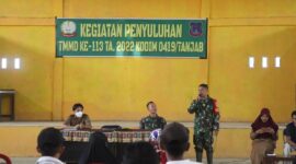 Satgas TMMD ke-113 Tahun 2022 Kodim 0419/Tanjab memberikan penyuluhan rangkaian giat Non Fisik di GOR Desa Sungai Muluk, Kecamatan Muara Papalik, Selasa (17/5/22). FOTO : PENDIM Tjb
