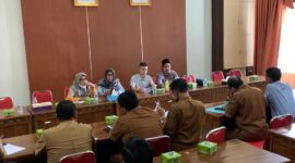 Komisi II DPRD Tanjung Jabung Barat Rapat bersama Warga dan OPD terkait sehubungan Limbah PDAM yang diduga mencemari Kebun Warga Desa Talang Makmur KM 6 Kecamatan Tebing Tinggi, Selasa (17/5/22). FOTO : Ist