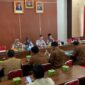 Komisi II DPRD Tanjung Jabung Barat Rapat bersama Warga dan OPD terkait sehubungan Limbah PDAM yang diduga mencemari Kebun Warga Desa Talang Makmur KM 6 Kecamatan Tebing Tinggi, Selasa (17/5/22). FOTO : Ist