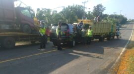 Anggota Satlantas Polres Muaro Jambi Saat di TKP Tabrakan. FOTO : Unit Laka PMJ