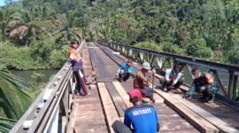 TNI Bersama Warga Bahu Membahu Perbaiki Jembatan yang Rusak. FOTO : PENREM
