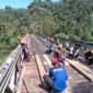 TNI Bersama Warga Bahu Membahu Perbaiki Jembatan yang Rusak. FOTO : PENREM
