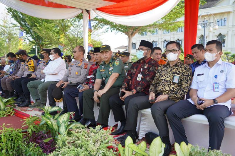 Kasrem 042/Gapu Kolonel Inf M. Yamin Dano Saat Hadiri Simulasi Sispamkota di Lapangan Gubernur Jambi, Kamis (19/5/22). FOTO : Penrem