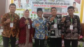 Lurah Tungkal III, Tungkal II, Tebing Tinggi dan Sungai Saren foto bersama Kepala Perwakilan Ombudsman RI Provinsi Jambi Saiful Roswandi. FOTO : Ist