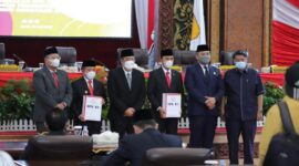 Ketua DPRD Provinsi Jambi, Edi Purwanto Saat Menerima LHP atas LKPD Provinsi Jambi 2021 di Ruang Rapat Utama DPRD Provinsi Jambi, Selasa (24/5/22). FOTO : Ist
