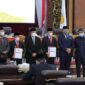 Ketua DPRD Provinsi Jambi, Edi Purwanto Saat Menerima LHP atas LKPD Provinsi Jambi 2021 di Ruang Rapat Utama DPRD Provinsi Jambi, Selasa (24/5/22). FOTO : Ist
