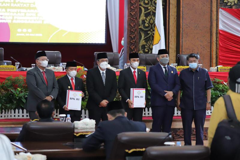 Ketua DPRD Provinsi Jambi, Edi Purwanto Saat Menerima LHP atas LKPD Provinsi Jambi 2021 di Ruang Rapat Utama DPRD Provinsi Jambi, Selasa (24/5/22). FOTO : Ist
