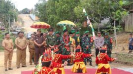 Ketua Tim Wasev Mabes TNI AD Mayjen TNI Ramses Lumban Tobing didampingi Sekda H Agus Sanusi, Dansatgas TMMD ke-113, Kasi Intel Kejari, Camat dan Kapolsek Merlung saat peninjauan, Selasa (24/5/22). FOTO : PENDIM TJB