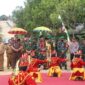 Ketua Tim Wasev Mabes TNI AD Mayjen TNI Ramses Lumban Tobing didampingi Sekda H Agus Sanusi, Dansatgas TMMD ke-113, Kasi Intel Kejari, Camat dan Kapolsek Merlung saat peninjauan, Selasa (24/5/22). FOTO : PENDIM TJB
