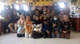 Jamal Darmawan, Kades Tungkal I dan Warga Masyarakat foto bersama saat Masa Reses ke III Tahun sidang 2021-2022 di Desa Tungkal I, Tungkal Ilir, Tanjung Jabung Barat, Jum'at (27/5/2022). FOTO : Ist