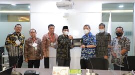 Bupati H Anwar Sadat dan rombongan Foto bersama Deputi Dukungan Bisnis SKK Migas Rudy Satwiko, Anggono Mahendrawan, Andi Arie P dan Safei Syafri. FOTO : PROKOPIM
