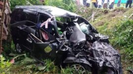 Penampakan Toyota Avanza Pasca Terlibat Kecelakaan Tabrakan dengan Truk Himo di Tebo. FOTO : Benuanews.com