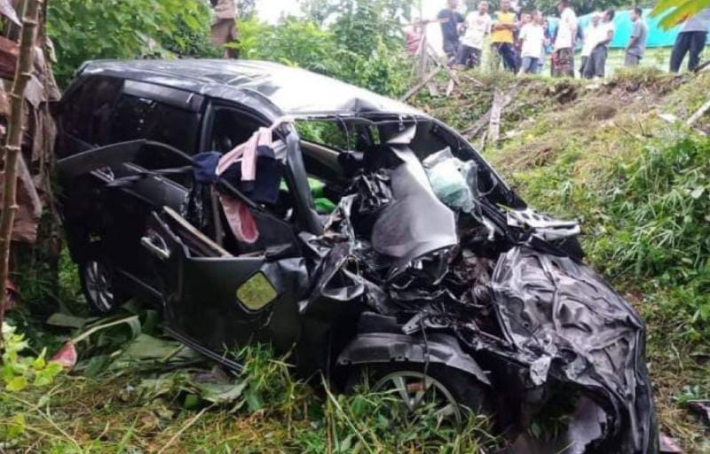 Penampakan Toyota Avanza Pasca Terlibat Kecelakaan Tabrakan dengan Truk Himo di Tebo. FOTO : Benuanews.com