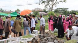 Kapolres Tanjab Barat AKBP Muharman Arta, SIK Saat Hadiri Pemakaman Istri dari AIPTU Dadang Sattahti, (Almh) Ibu Hj. Rukiah, S.Pd di TPU H. Armen, Rabu (01/6/22). FOTO : HR TJB