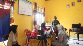 Dukcapil bersama Satgas TMMD saat kegiatan penyuluhan, perekaman KTP-el dan Akte Kelahiran di Desa Sungai Muluk, Kecamatan Muara Papalik, Kamis (2/6/22). FOTO : Pendim Tjb