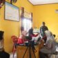 Dukcapil bersama Satgas TMMD saat kegiatan penyuluhan, perekaman KTP-el dan Akte Kelahiran di Desa Sungai Muluk, Kecamatan Muara Papalik, Kamis (2/6/22). FOTO : Pendim Tjb