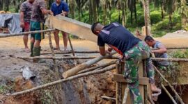 Anggota Satgas TMMD ke-113 Kodim 0419/Tanjab bersama Warga Masyarakat melakukan pengerjaan pemasangan Box Culvert, Jum'at (3/6/2022). FOTO : Pendim Tjb