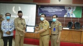 

(Menggunakan Peci) Sekda Tanjung Jabung Barat H Agus Sanusi saat menerima Piagam penghargaan, Selasa (31/5/2022). FOTO : Prokopim