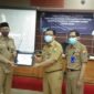 

(Menggunakan Peci) Sekda Tanjung Jabung Barat H Agus Sanusi saat menerima Piagam penghargaan, Selasa (31/5/2022). FOTO : Prokopim