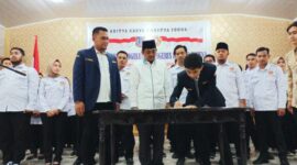 Disaksikan Ketua Karang Taruna Provinsi Jambi dan Bupati, Muhammad Adib Mubarak, S. Pd Ketua Karang Taruna Kabupaten Tanjung Jabung Barat menadatangani berita acara Pengukuhan, Sabtu (4/6/22). FOTO : Ist