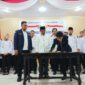 Disaksikan Ketua Karang Taruna Provinsi Jambi dan Bupati, Muhammad Adib Mubarak, S. Pd Ketua Karang Taruna Kabupaten Tanjung Jabung Barat menadatangani berita acara Pengukuhan, Sabtu (4/6/22). FOTO : Ist